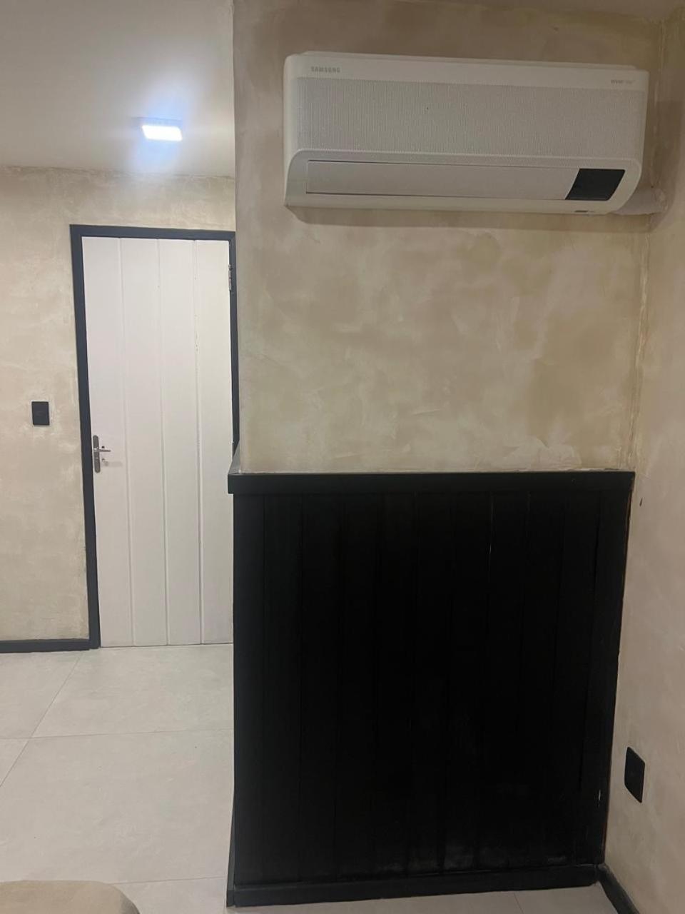 Casa Estilosa Na Rua Principal De Apartamento *